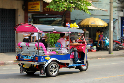 Tuk Tuk là phương tiện đi lại phổ biến với du khách khi tới Thái Lan. Ảnh: Friendshipny.